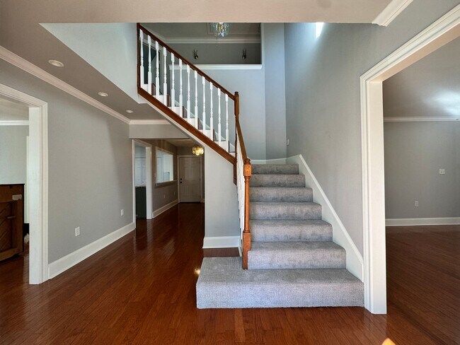 Building Photo - 627 W 2nd St