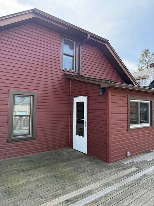 Building Photo - 3 Bed, 2 Bath Home with Garage