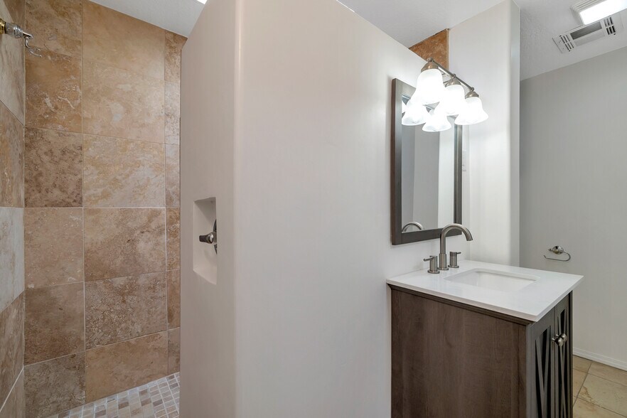 Building Photo - 5721 W Royal Palm Rd