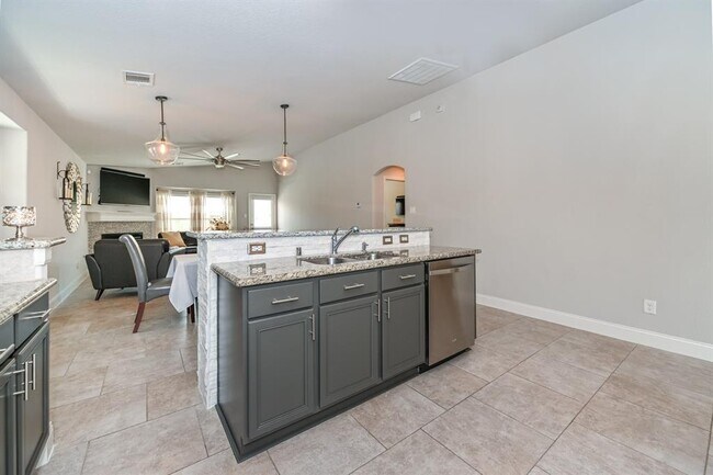 Building Photo - 14 Desert Sun Ct