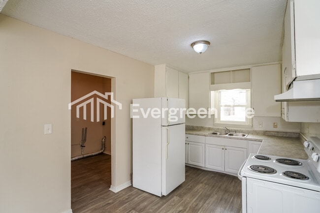 Building Photo - 2410 6th Ave