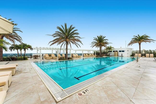 Building Photo - 220 Lake Shore Dr