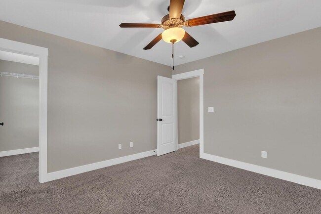 Building Photo - Large home in Swansboro School District