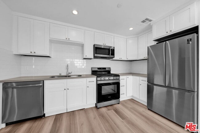 Building Photo - 667 Wilton Pl