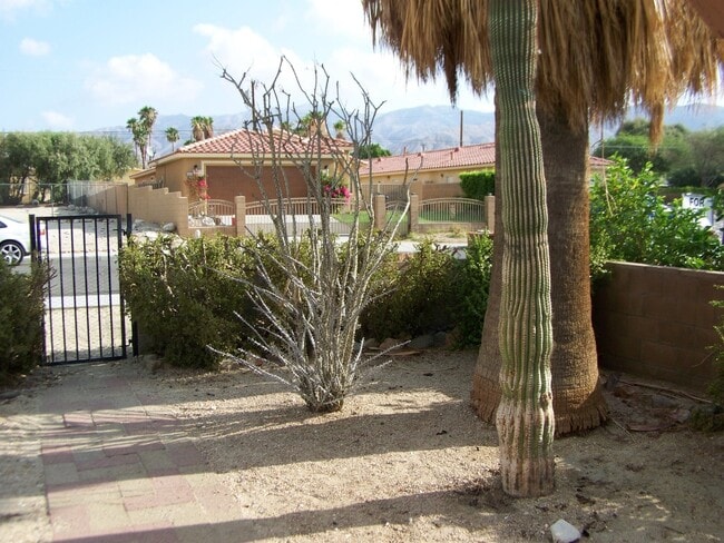 Building Photo - 2 Bed +1 Bath SINGLE FAMILY HOME + HUGE ba...