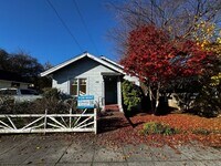 Building Photo - Sit out with your pet on the patio of this Arcata home!