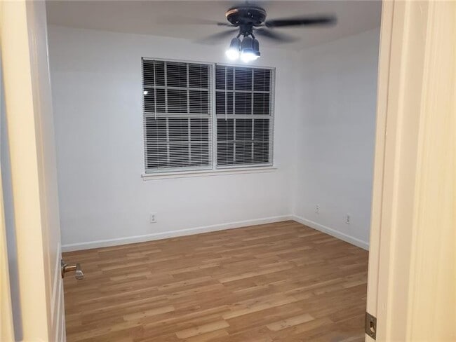 Building Photo - 4963 SW 31st Ave