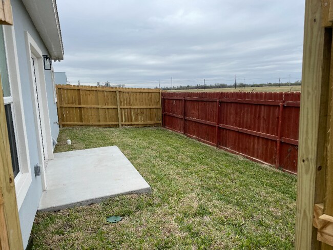 Building Photo - 2511 N Vineyard Ave