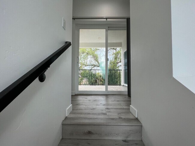 Building Photo - 4BD/2BA, Quick Walk to Campus!