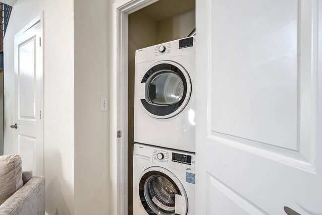 Building Photo - Available Now! Updated 2 Bedroom 2 1/2 Bathroom Condo! Parking Included!