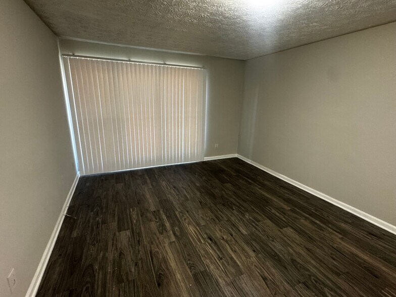 Building Photo - Room in Apartment on Stanton Rd SW