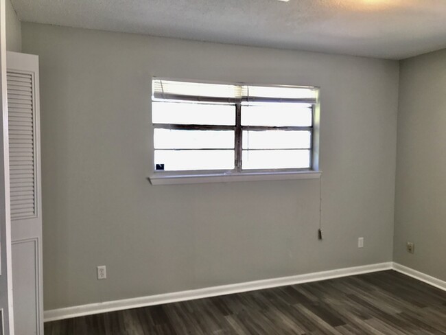 Building Photo - Newly Remodeled Duplex 2Bed/1Bath Off HWY 58!