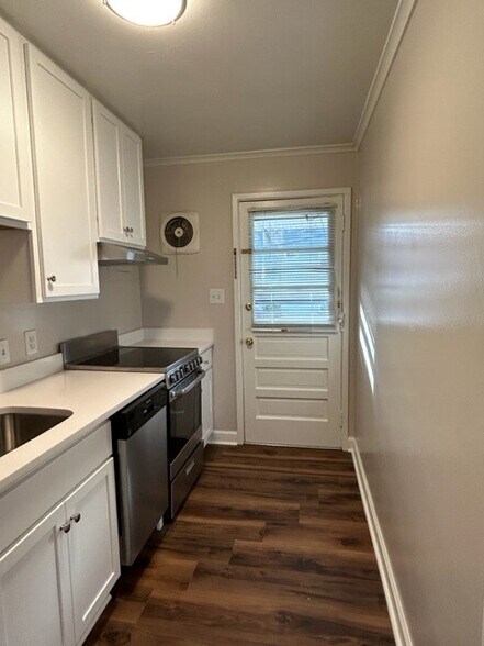 kitchen - 825 Daniels St