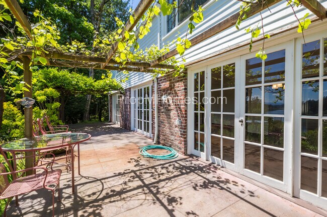 Building Photo - Riverfront Perfection with this Charming 3 Bedroom Lake Oswego Home!