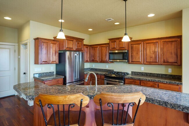 Building Photo - Spacious 4 bed, 3 bath home with sprawling...