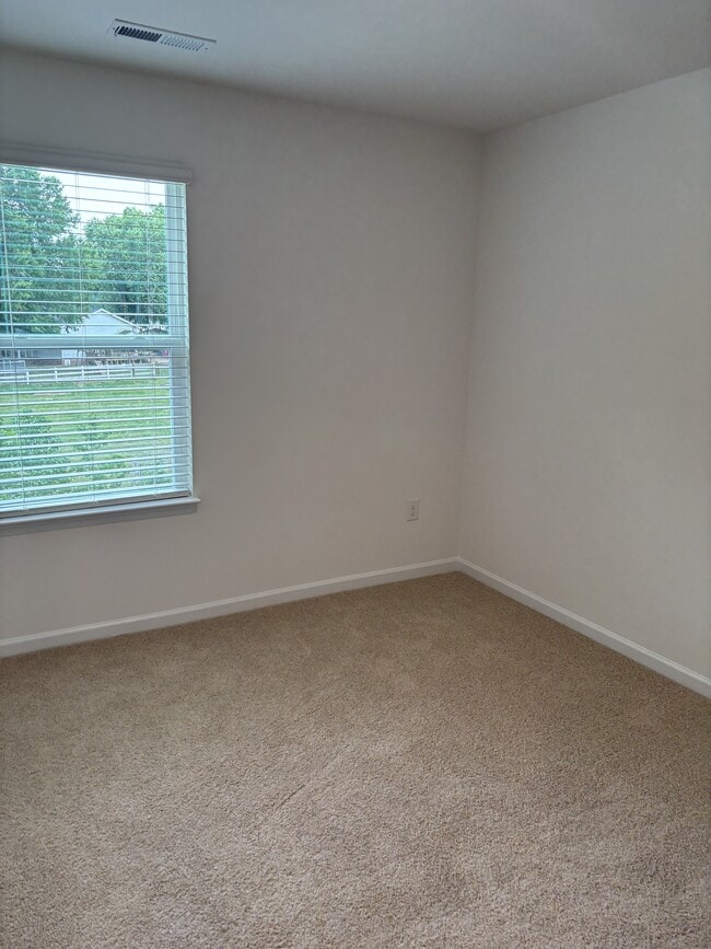 Building Photo - 45 Red Clover Dr