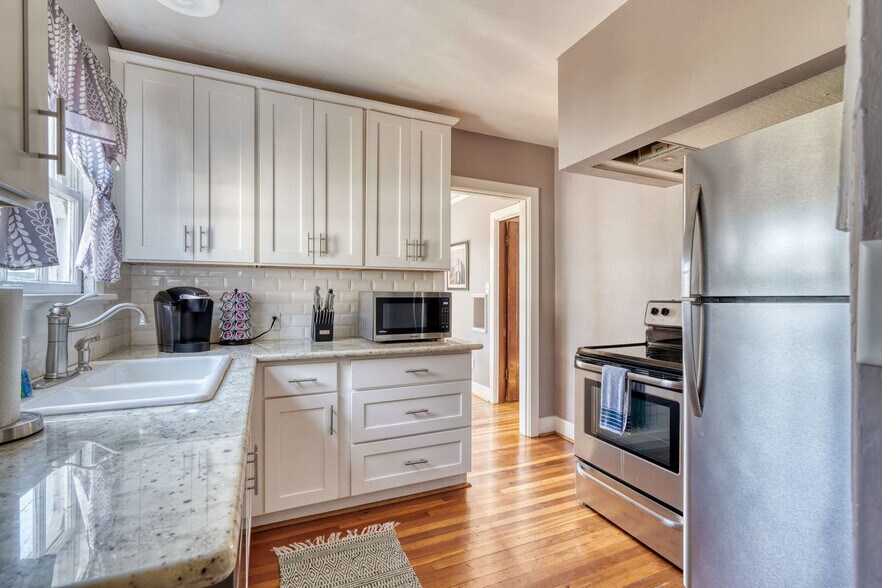 Building Photo - 3565 NE Broadway