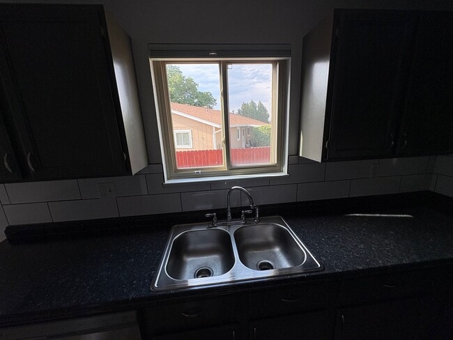 Building Photo - 3 Bed 2.5 Bath Home with 2 Car Detached Ga...
