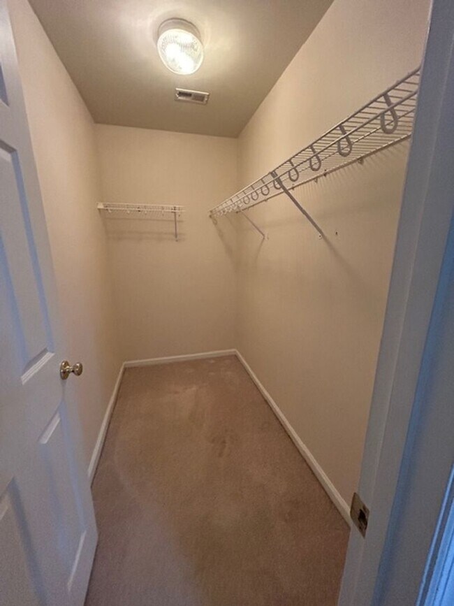 Building Photo - Quaint 3BR /2BA home with new carpet!