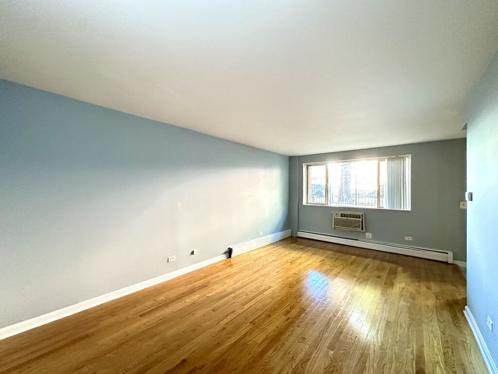 Building Photo - 5820 N Sheridan Rd