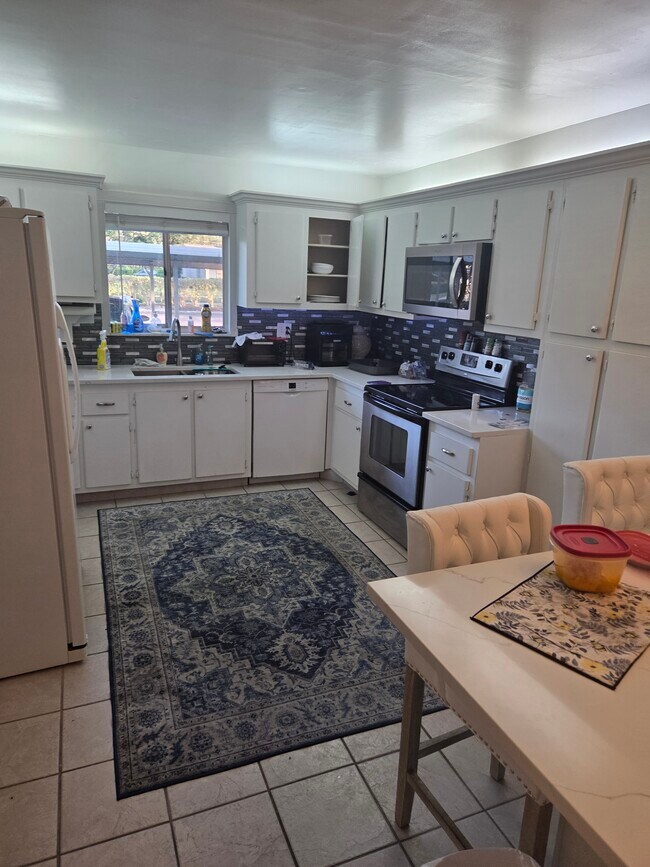 Building Photo - 215 Cypress Way E