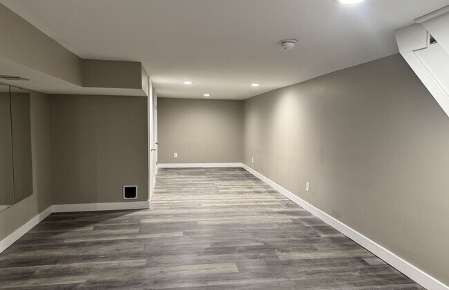 Building Photo - Spacious Passyunk Square Home with Finished Basement & Patio