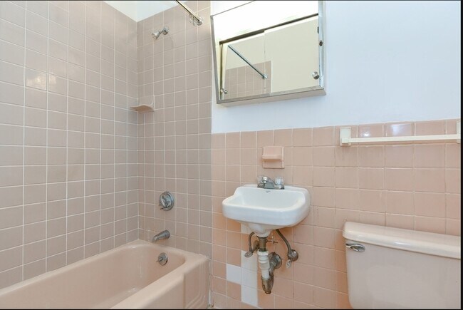 Building Photo - 922 Beacon St