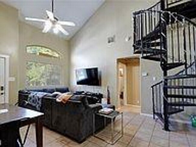 Building Photo - West Campus Condo Under $1000/Bedroom Walking To Campus