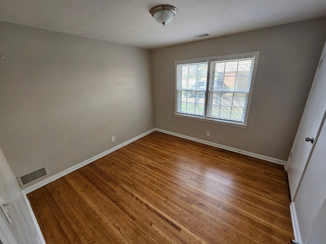 Building Photo - Massive 4BR/3BA Memphis Rental | Brick Fireplace & Built-Ins | Fenced Yard!