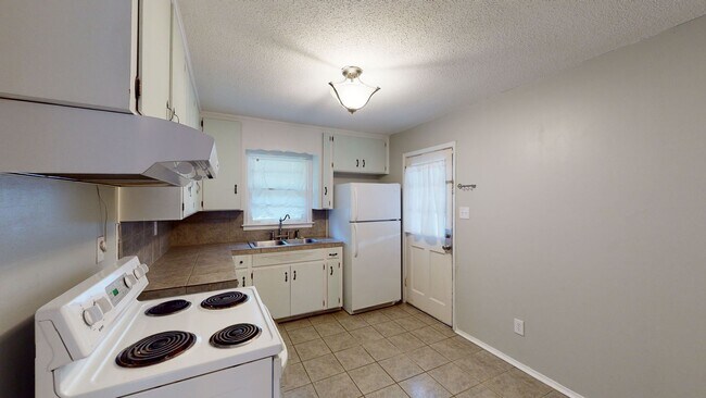 Building Photo - Precious updated 3 bed/1bath located in Oakleigh Heights