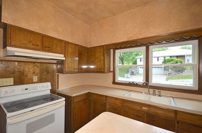 Building Photo - Beautiful Historic 3 Bedroom, 2 bath Home ...