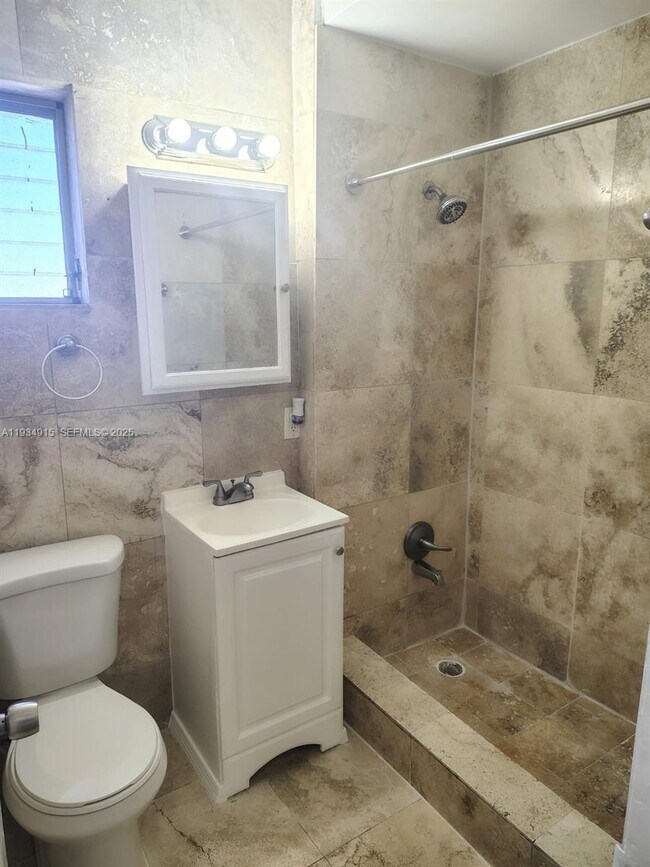 Building Photo - 6940 Bay Dr