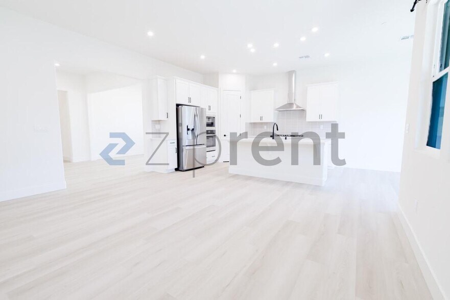 Building Photo - Unit
