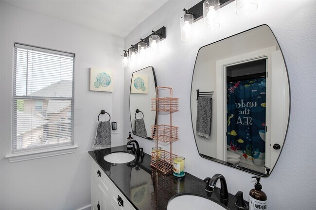 Building Photo - 601 Canyon Crest Dr