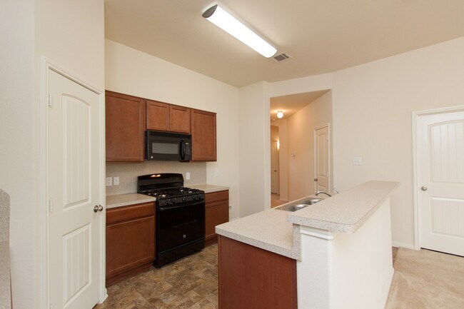 Building Photo - 107 Piney Pathway