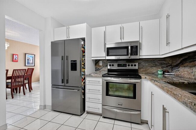 Building Photo - 18151 NE 31st Ct