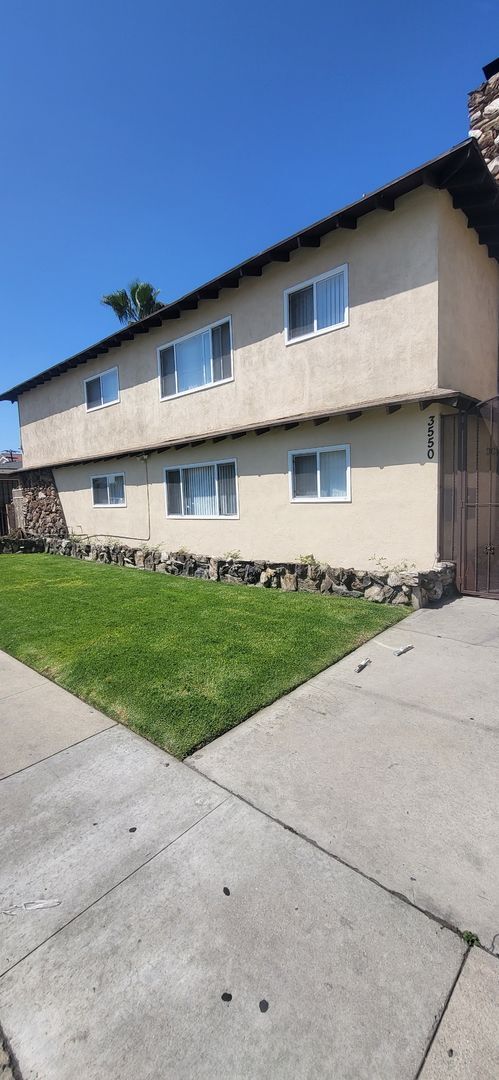 Building Photo - 3550 Lynwood