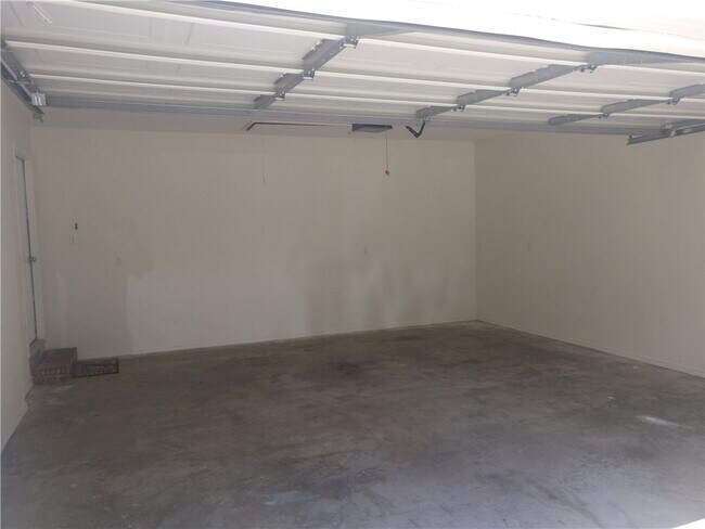 Building Photo - 2050 E Farr Ln