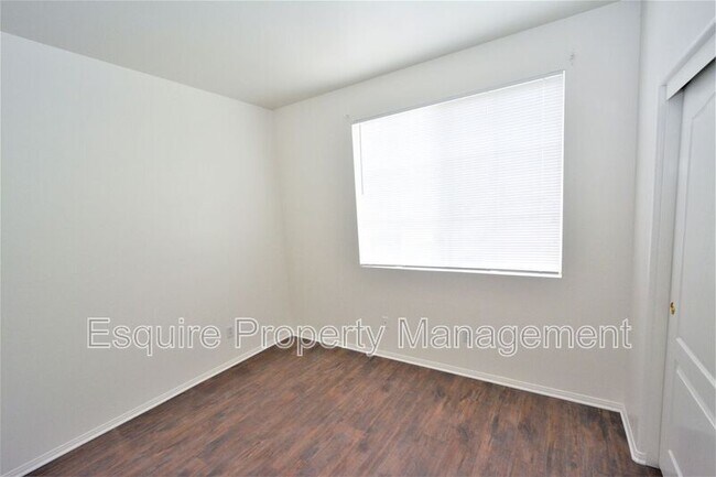 Building Photo - 2861 Golf Villa Way