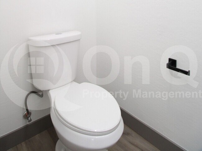 Building Photo - 2516 E Broadway Rd