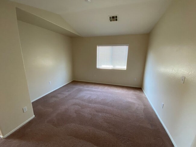Building Photo - 4 bedroom/3 bath home located in Henderson
