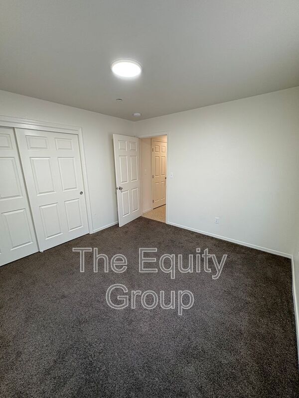 Building Photo - 2106 W Lark Ave