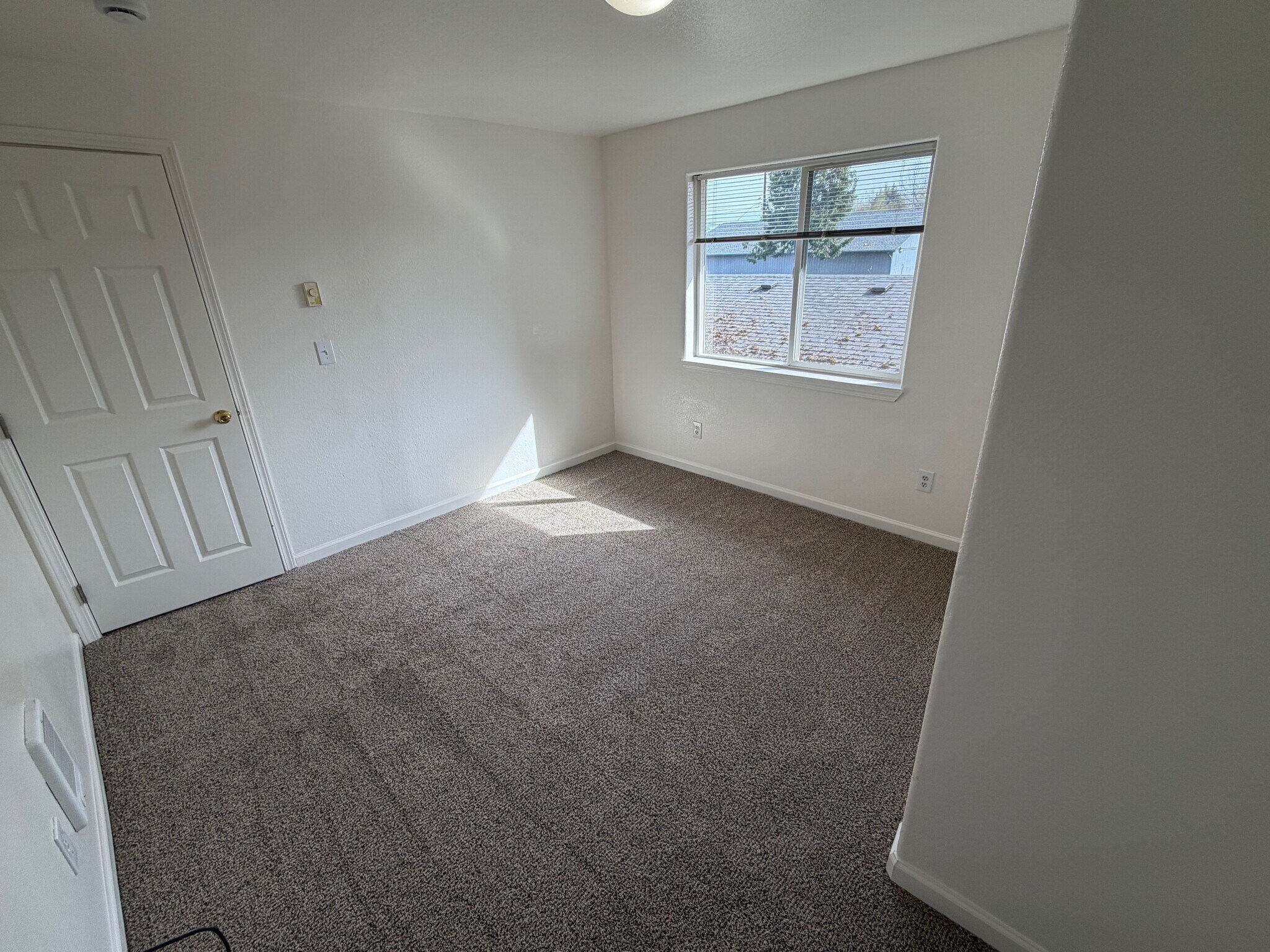 Building Photo - 4338 Ward Pl NE