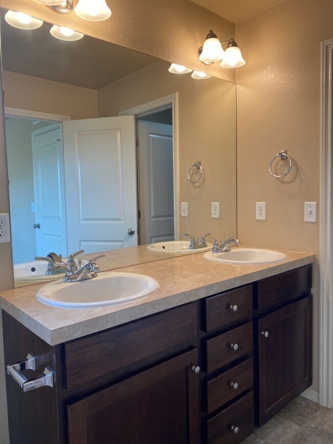 Building Photo - Lovely 3 Bed 2.5 Bath Home in Timbervine