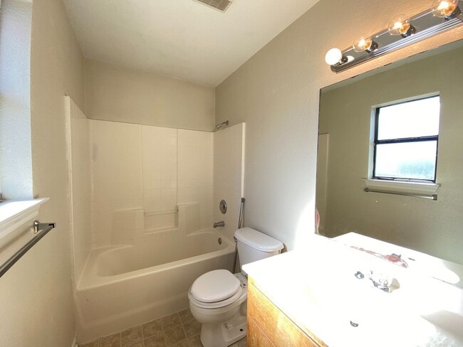 Building Photo - 108 Castellon Ct