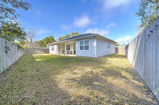 Building Photo - Charming 3-Bedroom, 2 Baths with an Office...