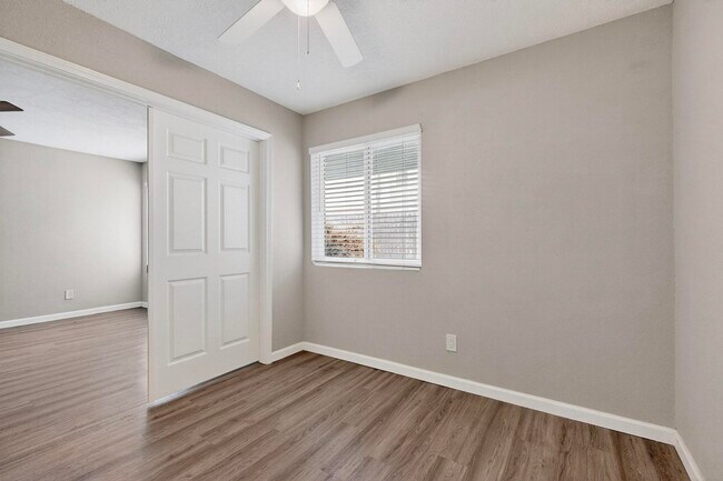 Building Photo - 1812 Buena Vista Dr SE