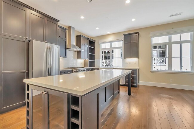 Building Photo - Beautiful Tri-Level 4 bedroom, 3.5 Bathroom, 2,150 SqFt Home in Downtown Campbell!