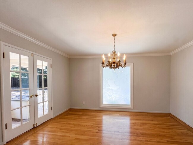 Building Photo - Fabulous single level Lafayette home nestled at the end of a tree-lined drive.