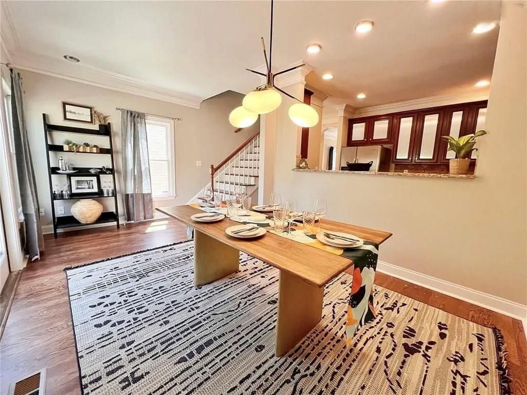 Building Photo - 634 Irwin St NE